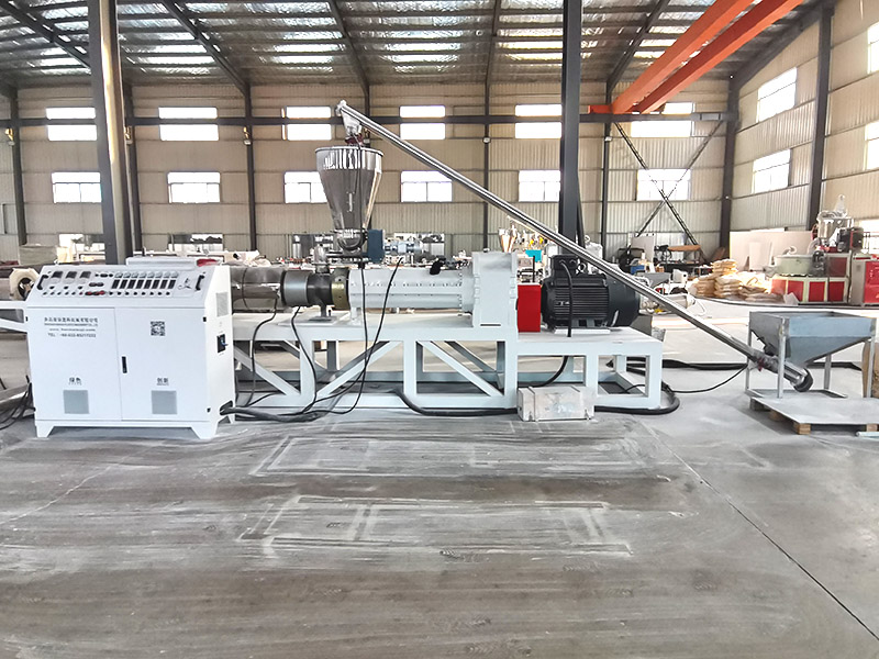 Twin screw extruder with automatic loading device