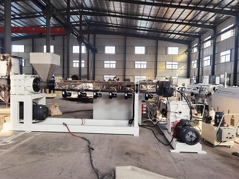 Single screw extruder with automatic loading device