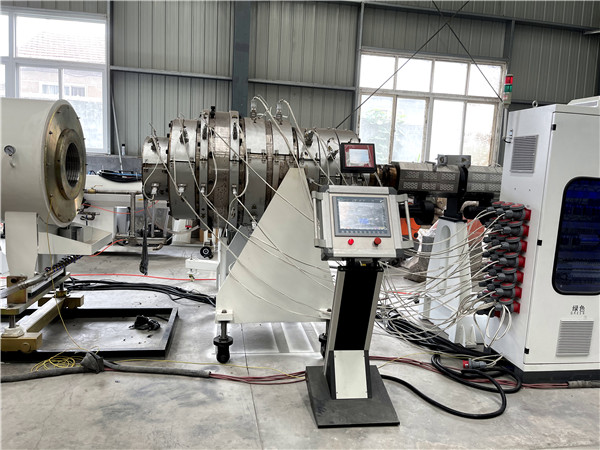 Máquina para fabricar tubos de HDPE de gran diámetro (6)