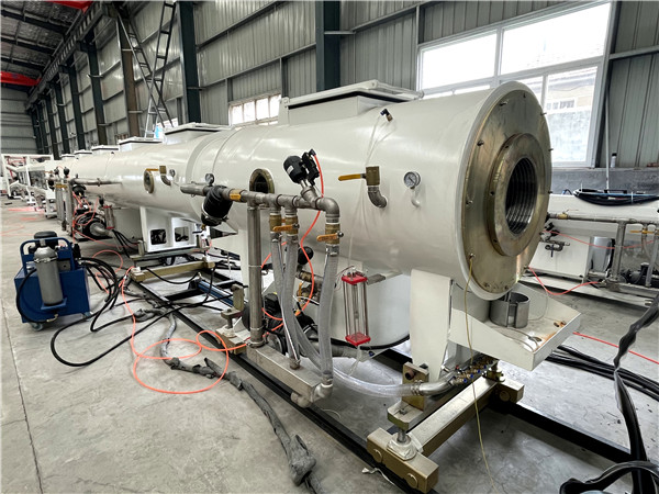 Máquina para fabricar tubos de HDPE de gran diámetro (7)