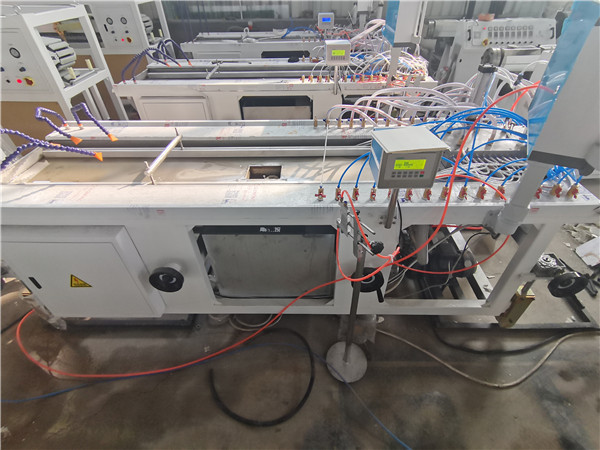 Máquina de paneles de parede de teito de PVC (7)